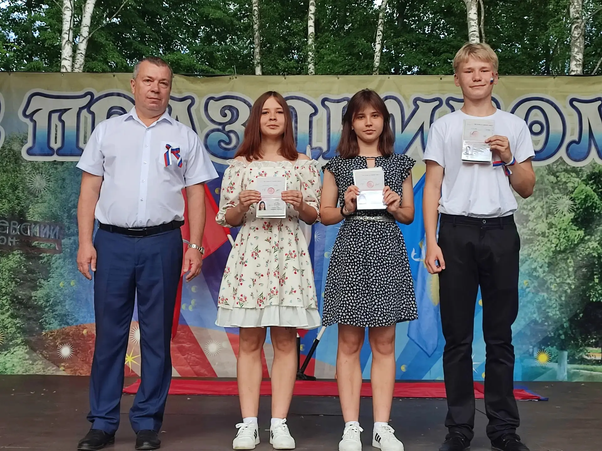 «Я — гражданин России!» 🇷🇺
Сегодня, в День России вручены паспорта нашим юным землякам.
Смотришь н