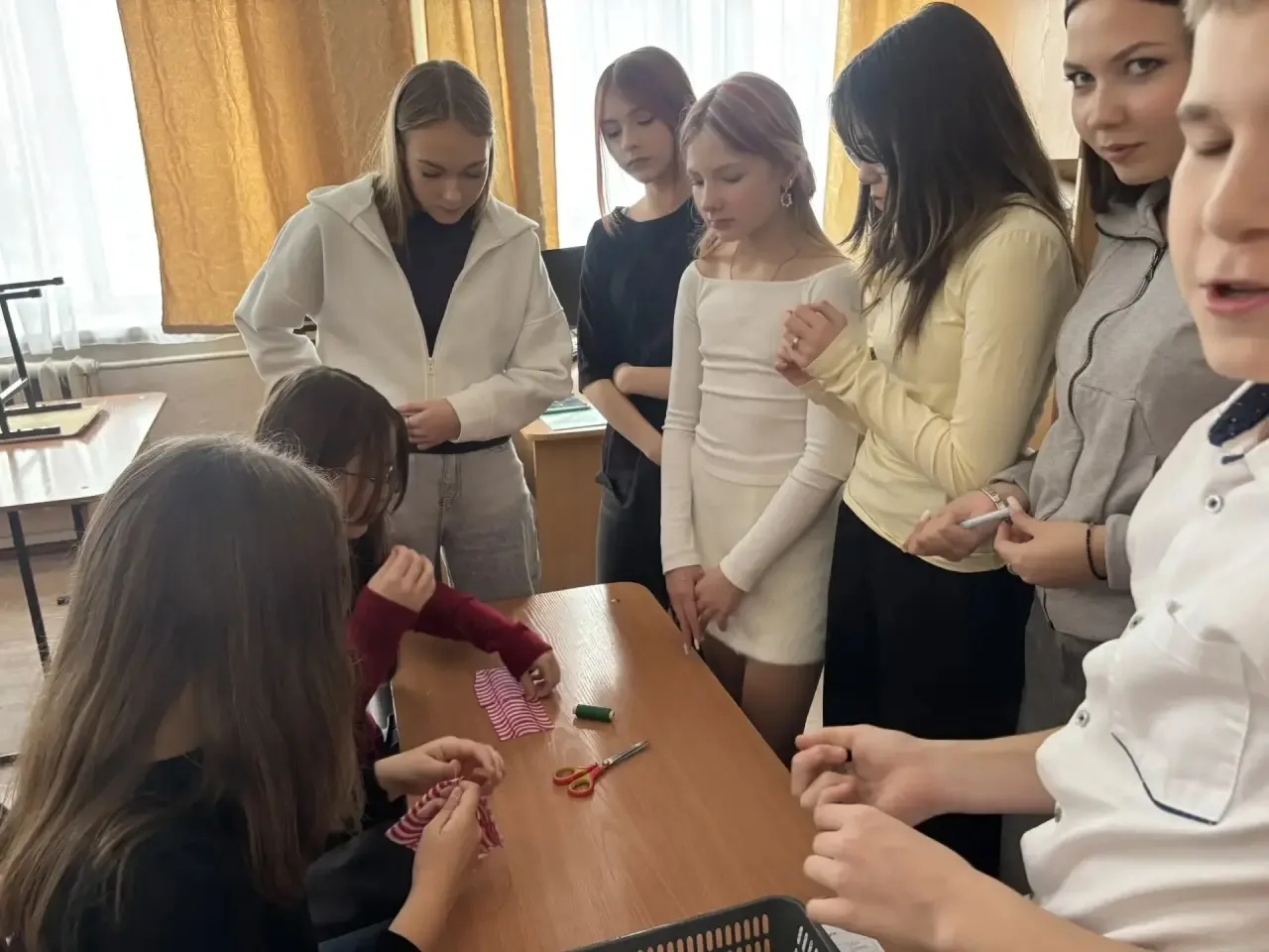 К 23 февраля традиционно проводят спортивные соревнования для мальчиков,  сильная половина параллели