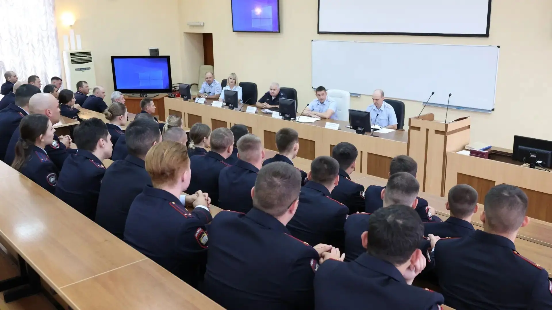 В ГУ МВД России по Саратовской области прошла встреча с выпускниками образовательных ор...