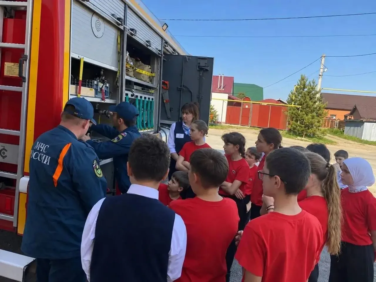 🚒 Буинские школьники примерили боёвку пожарных