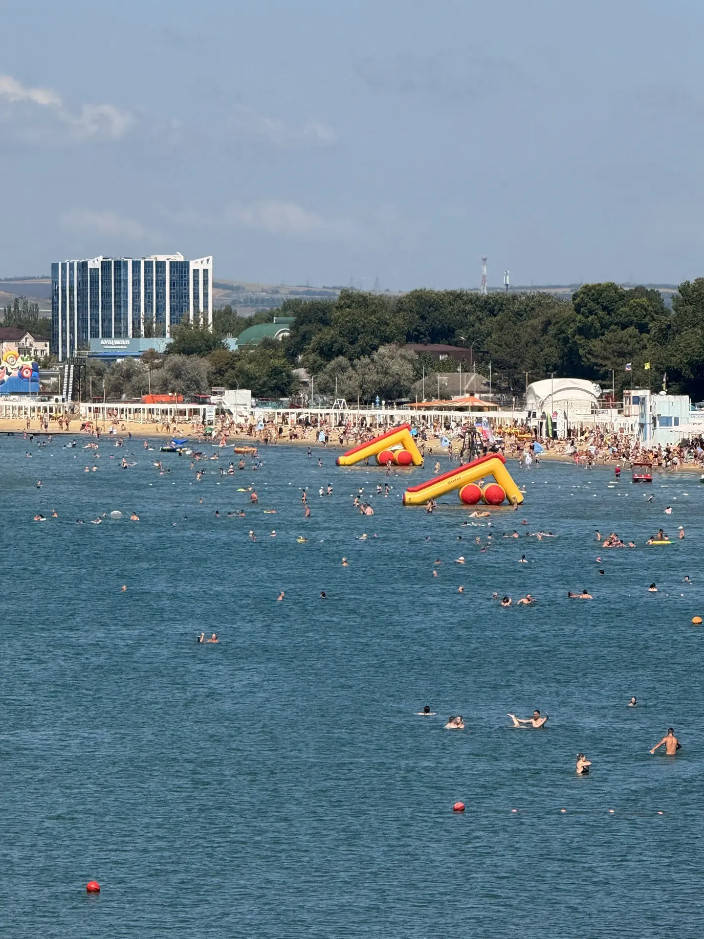 Море реально очень красивого цвета🌊