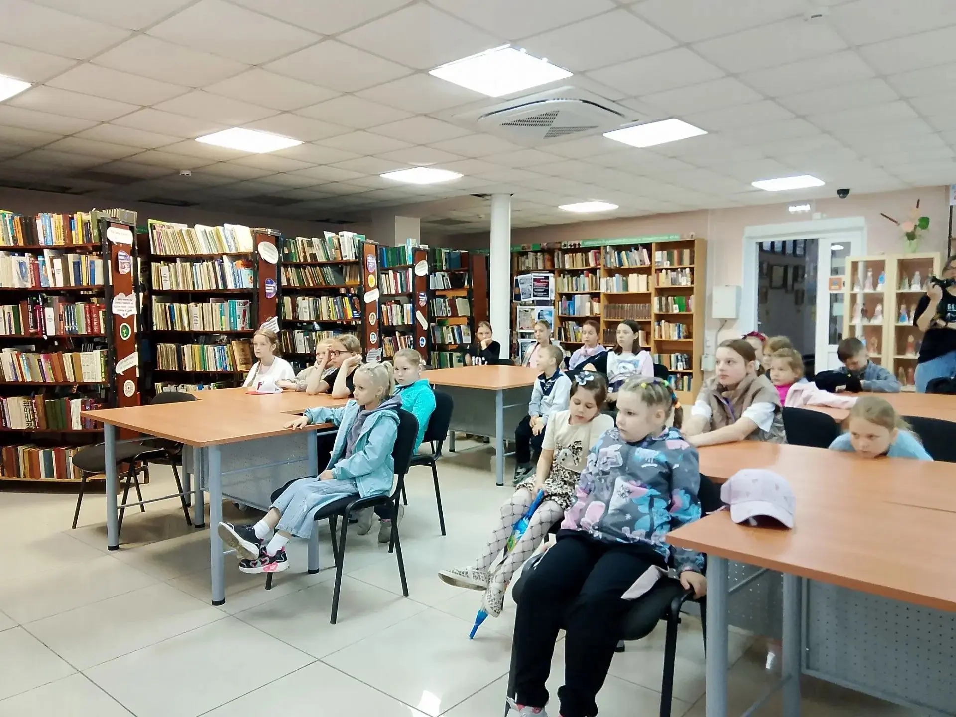 Вчера отряды 1 и 6 попали в "Волшебный мир А.М.Волкова". Работники Центральной библиотеки рассказали