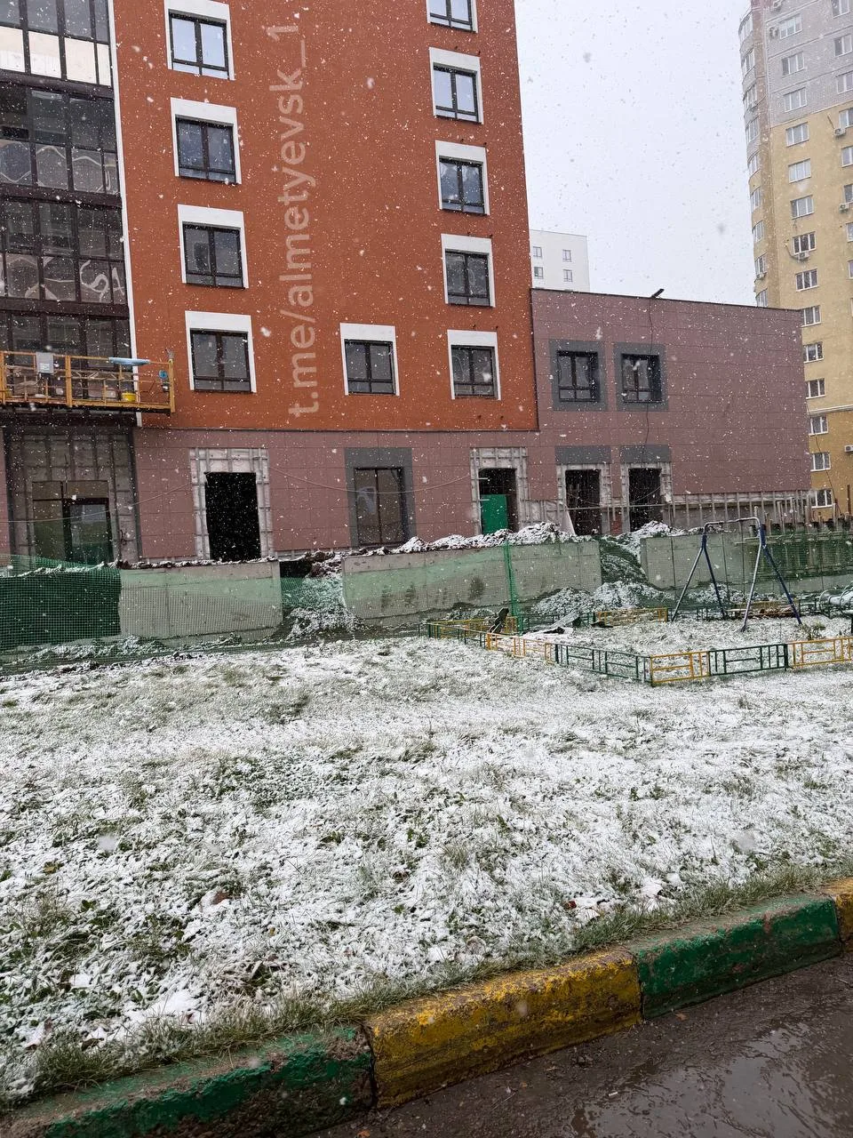 🚧 Во дворе дома в Альметьевске дорогу завалили строймусором
