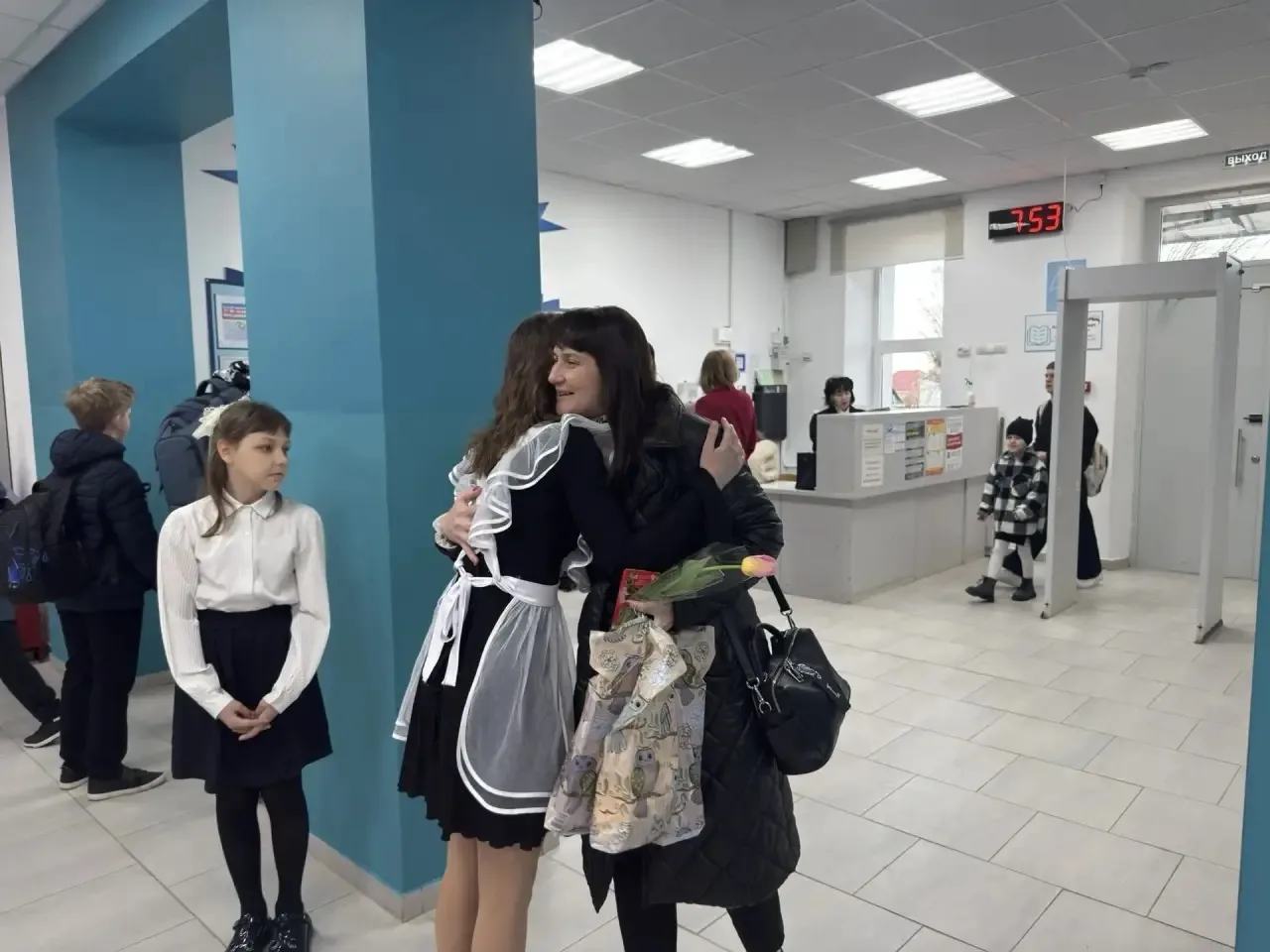 Сегодня ребята из МБОУ СОШ №3 показали, как важна благодарность и тепло!    Перед началом уроков уче