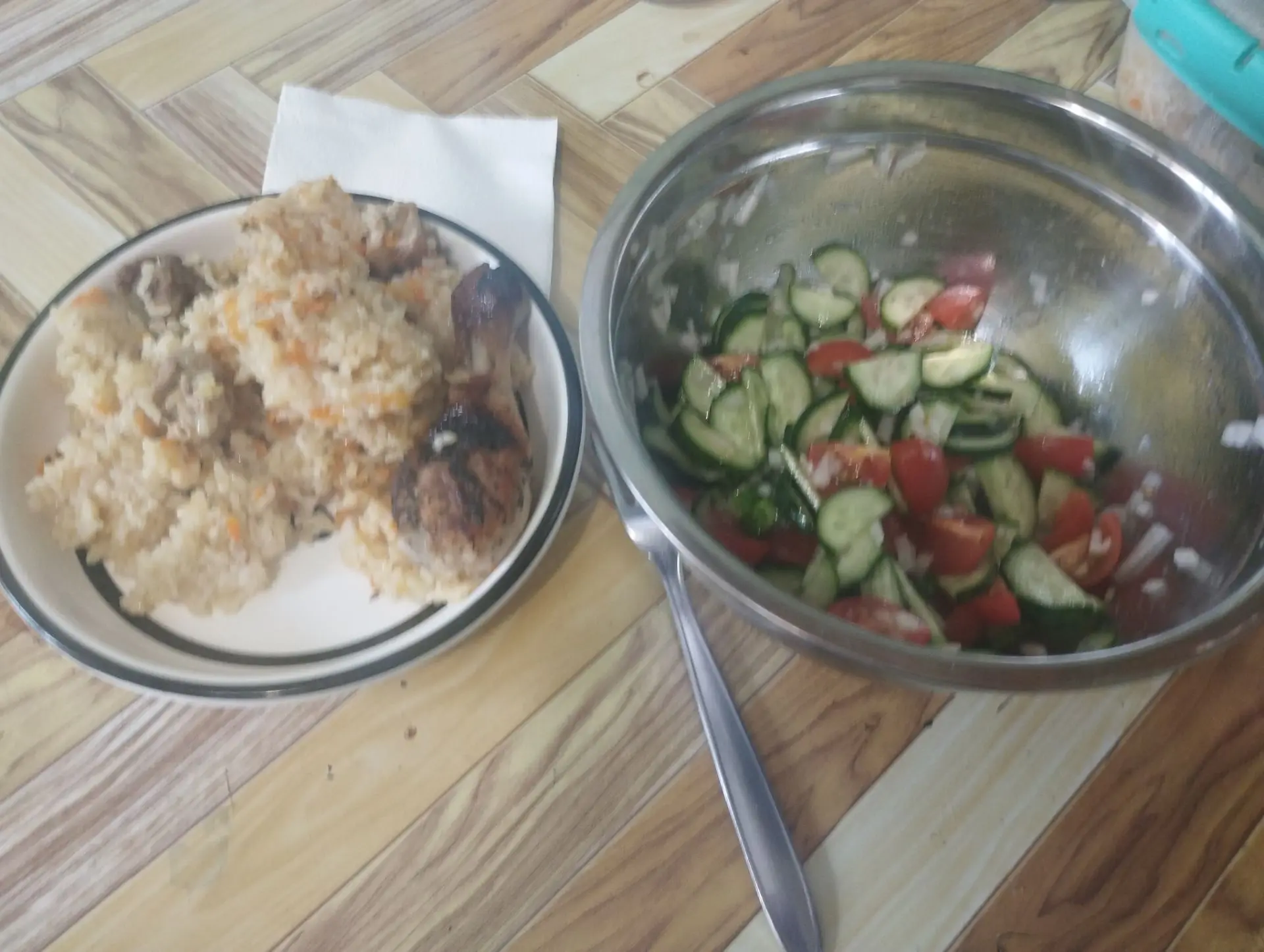 Интересное сочетание получилось. Плов, жаренная курица и салат. 🫣