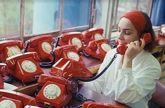 «Как слышно? Я говорю, что снимаю с себя блузку…!»