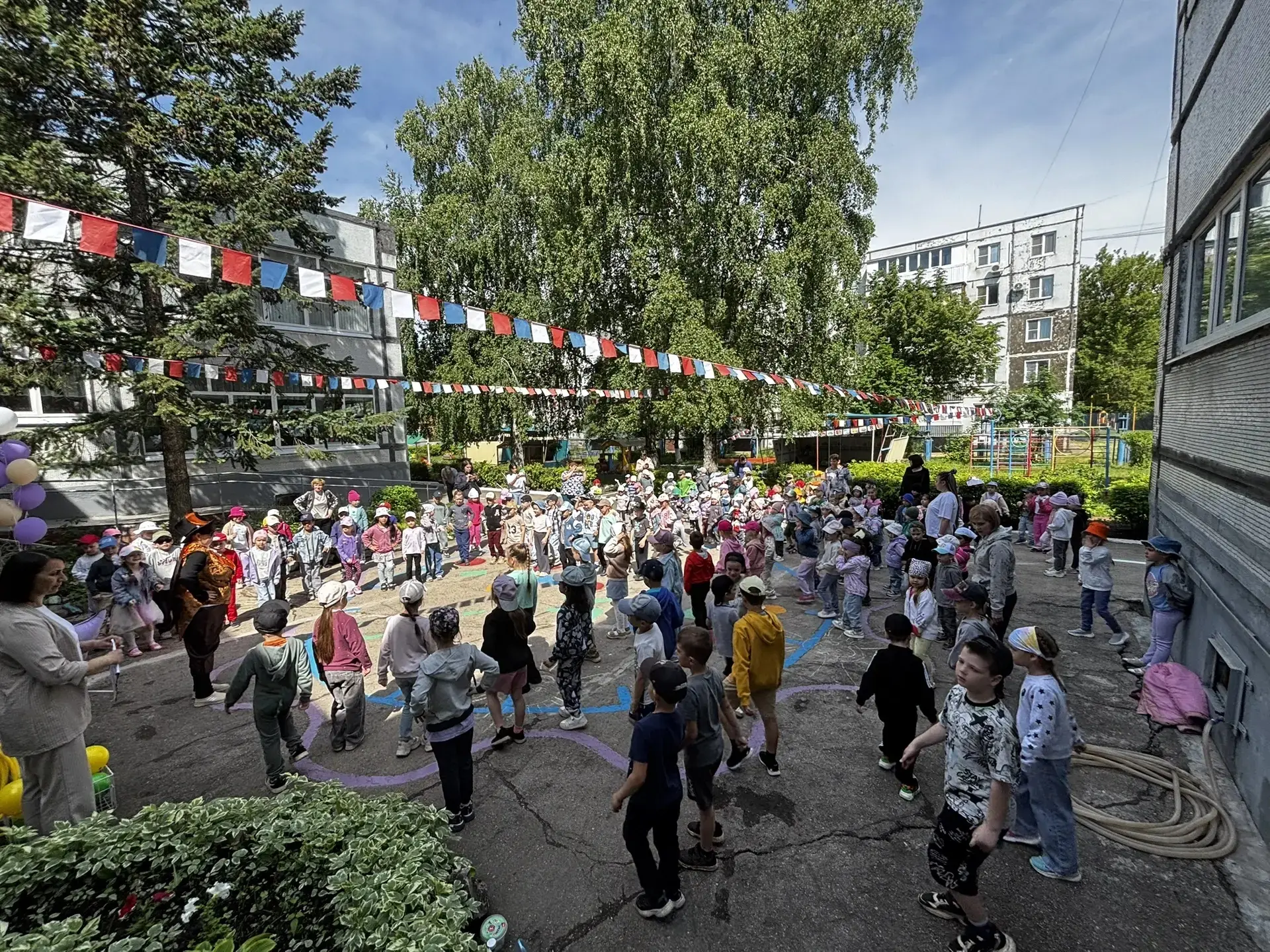 🎊 1 июня — День защиты детей. 
 
Весело прошёл праздник в нашем детском саду! ☀ 
Звонкий смех детей