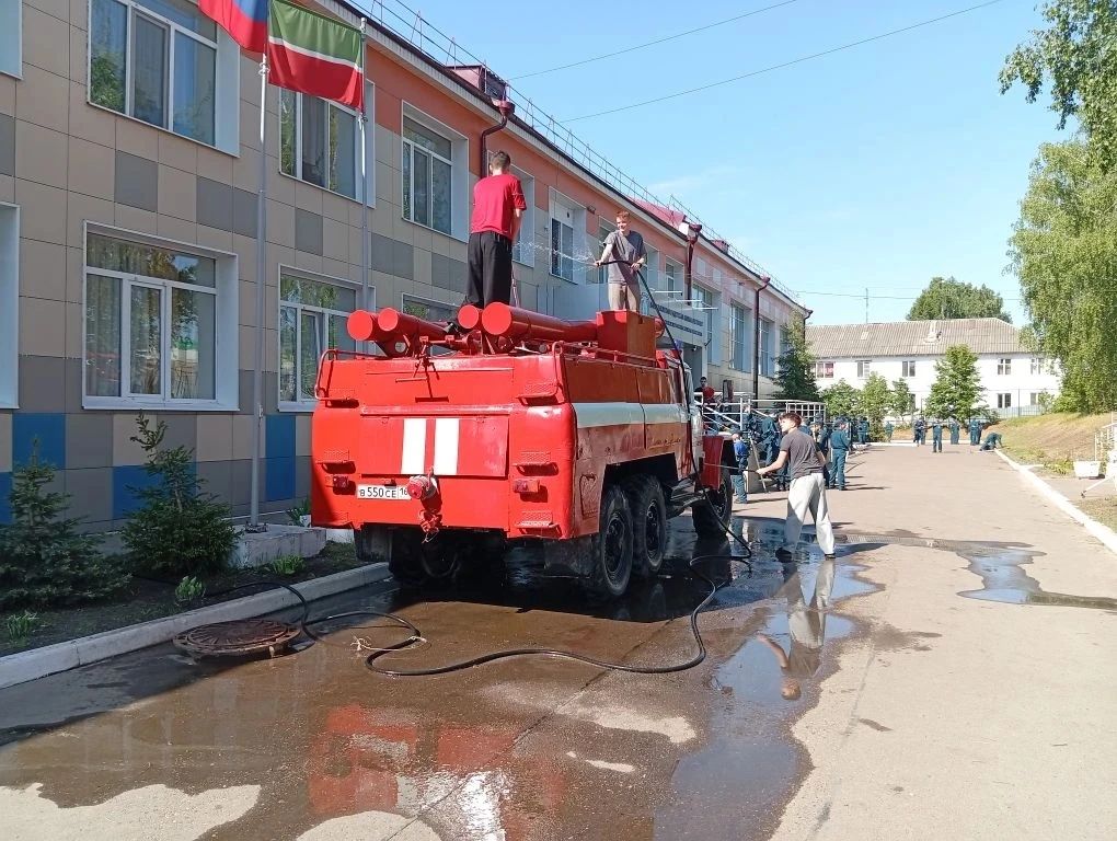 Сегодня кадеты привели в порядок школьную территорию