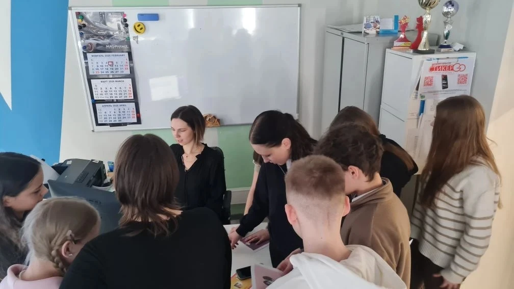 🎓 Обучающиеся 8 классов совершили увлекательное путешествие в мир высоких технологий, посетив Детски