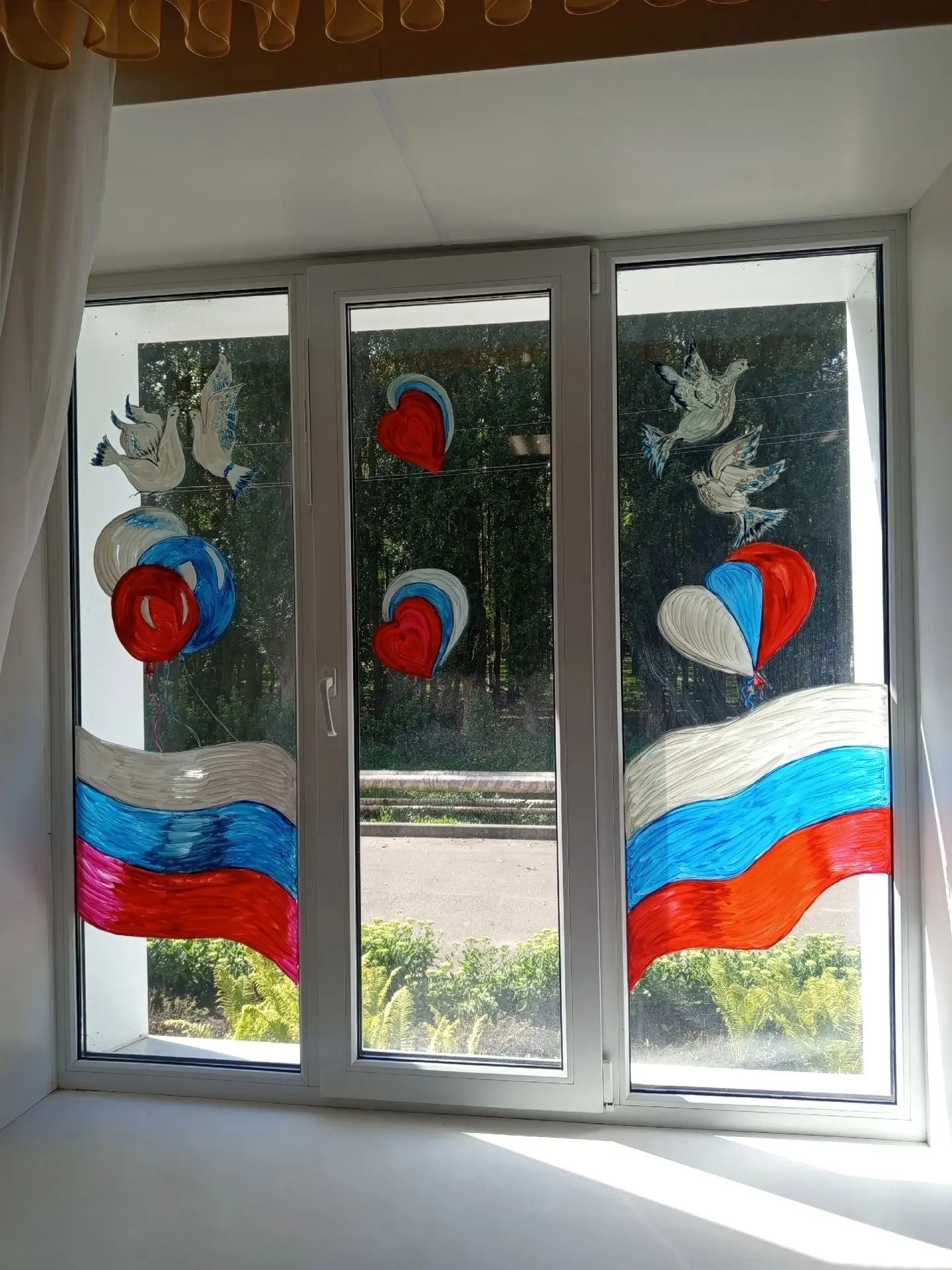 Дом детского творчества участвует во всероссийской акции "Окна России", приуроченной к ...