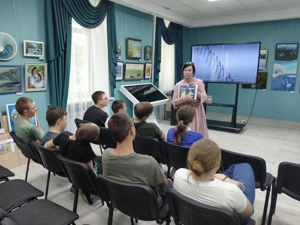 Познавательную программу о свойствах воды на основе выставки «Родные берега» многожанрового фестивал