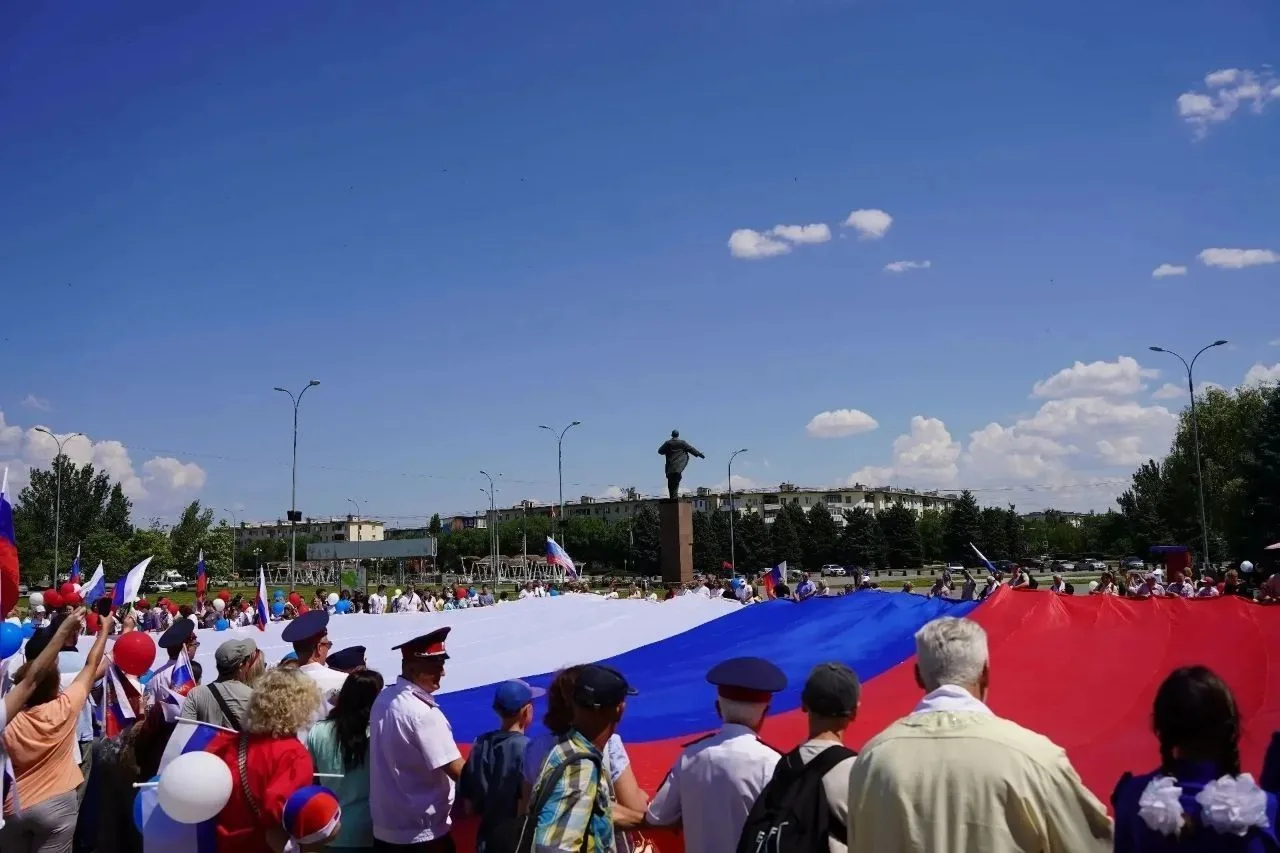 🇸🇮 В Волжском организовали массовую демонстрацию с российскими знаменами.

В едином строю марширов
