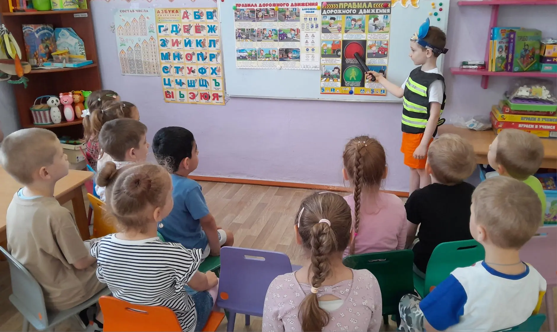 Старшая группа "Звёздочки "познавательное развитие: " Правила дорожного движения"