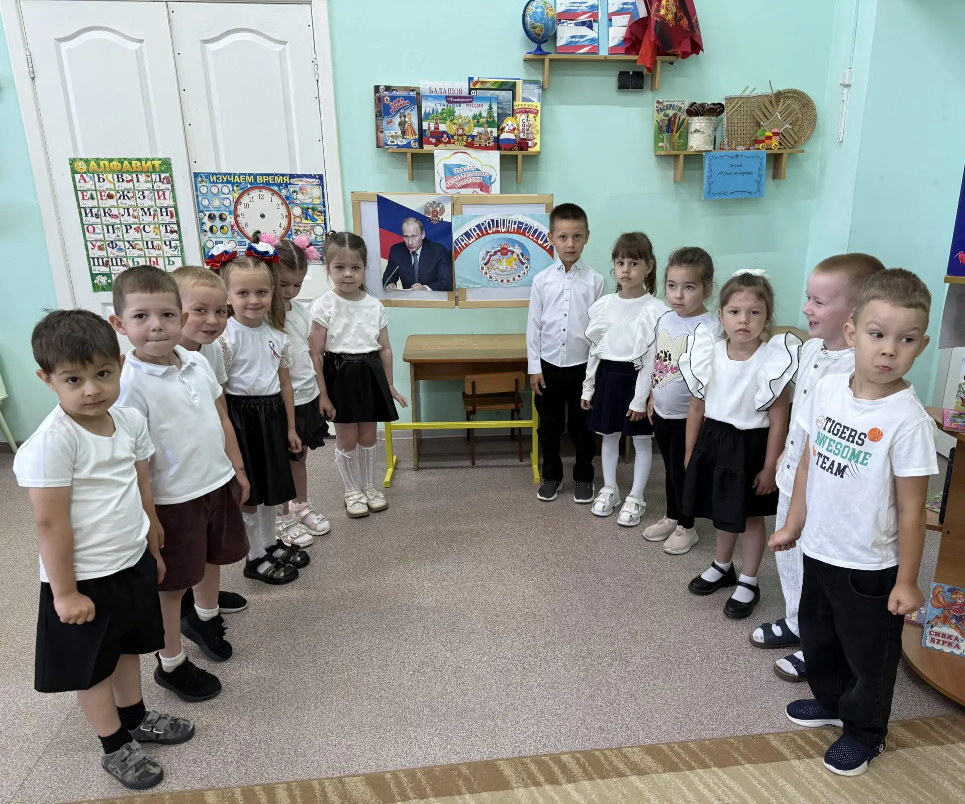 В преддверии Дня России в старшей группе «Звездочки» прошёл тематический день, посвящённый этому зам