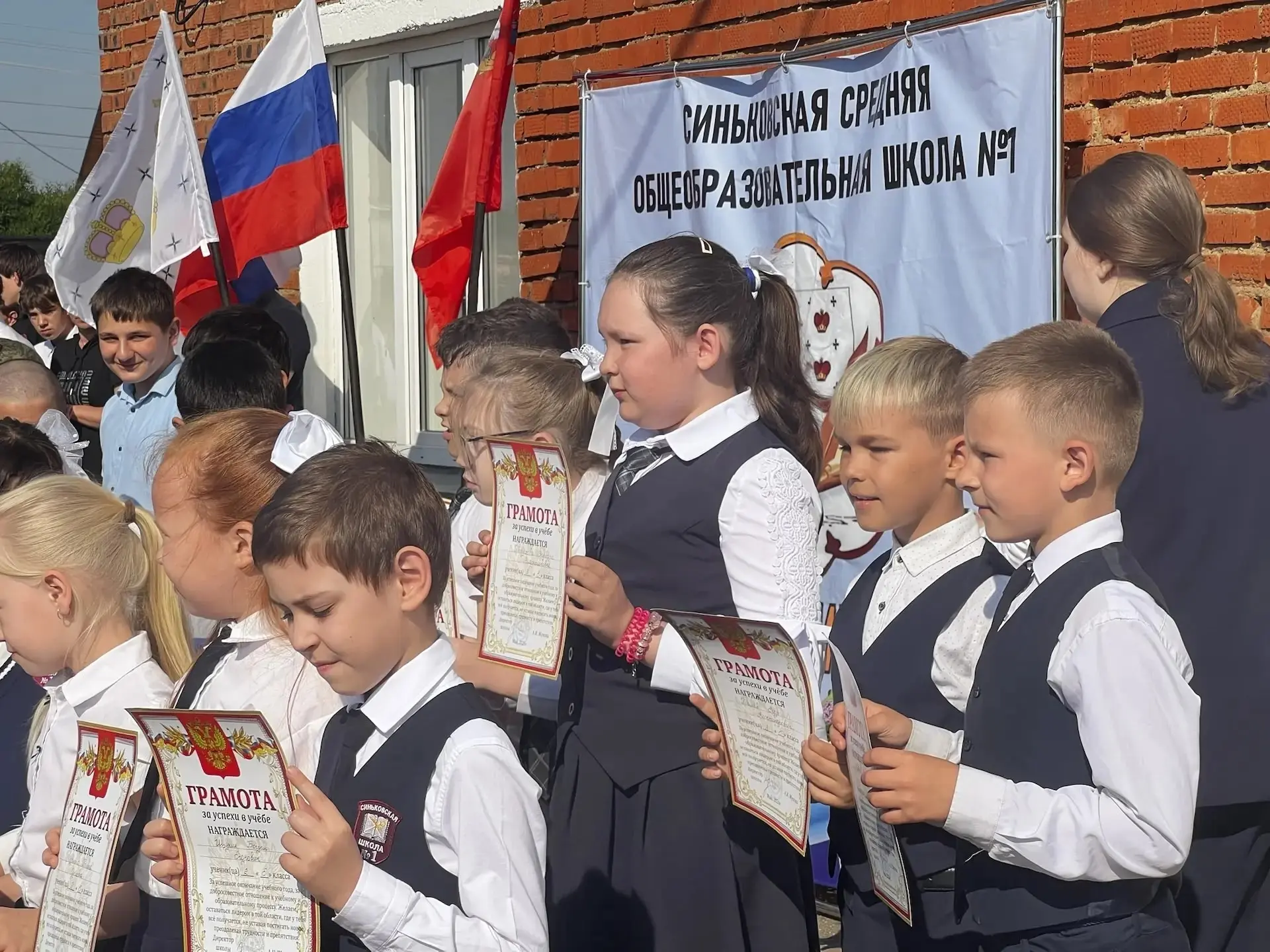 🎓 22 мая в нашей школе (зд. Подмошье) прошла итоговая торжественная линейка «Успех ученика — успех у