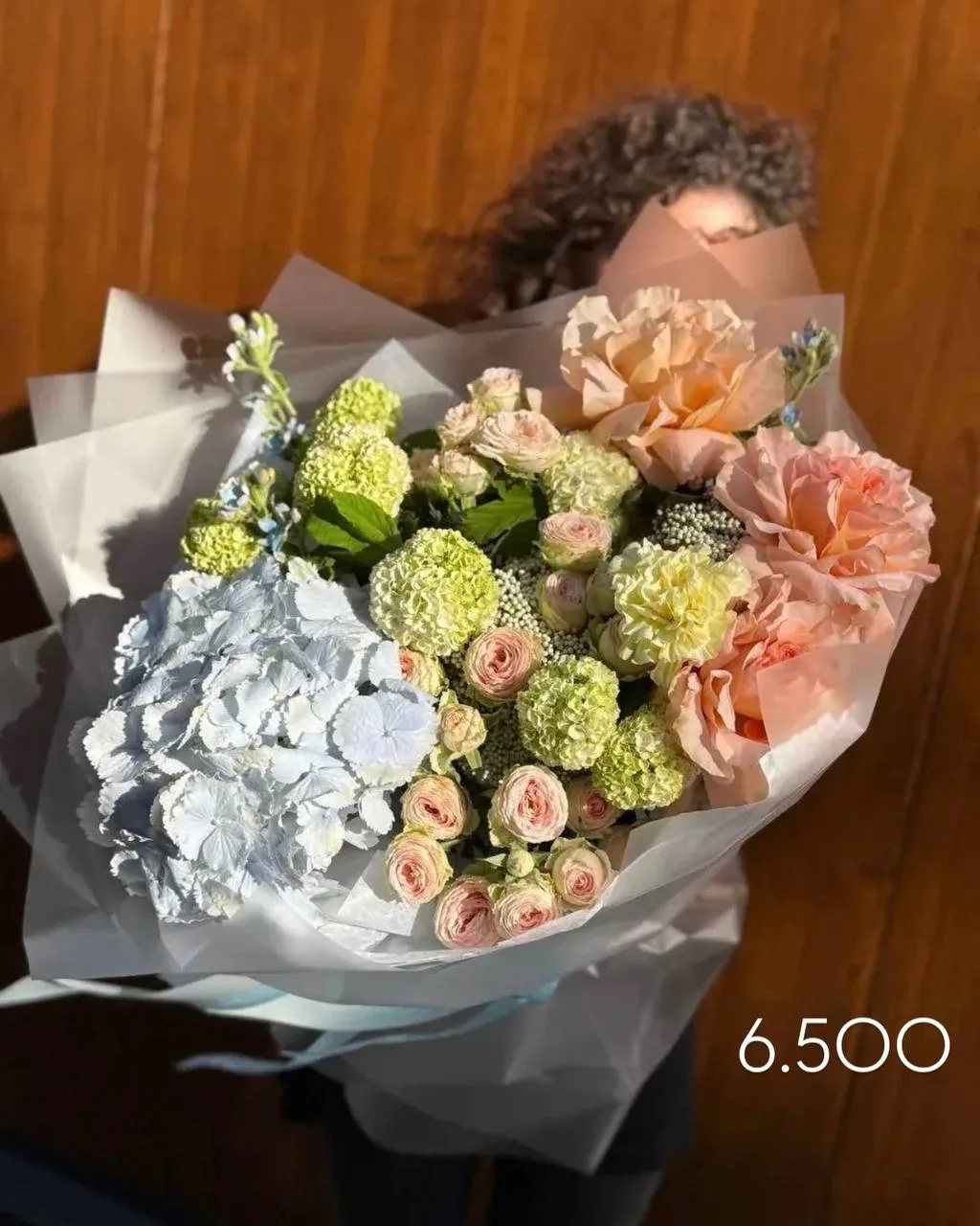 Какие цветы выбирают этим летом?
🌿☀️🌸

Лёгкие, воздушные — с настроением свободы, тёплых вечеров и
