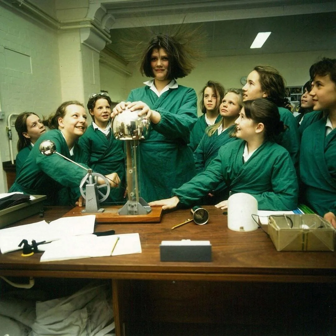 Урок физики в школе для девочек. Англия, 1991 год.