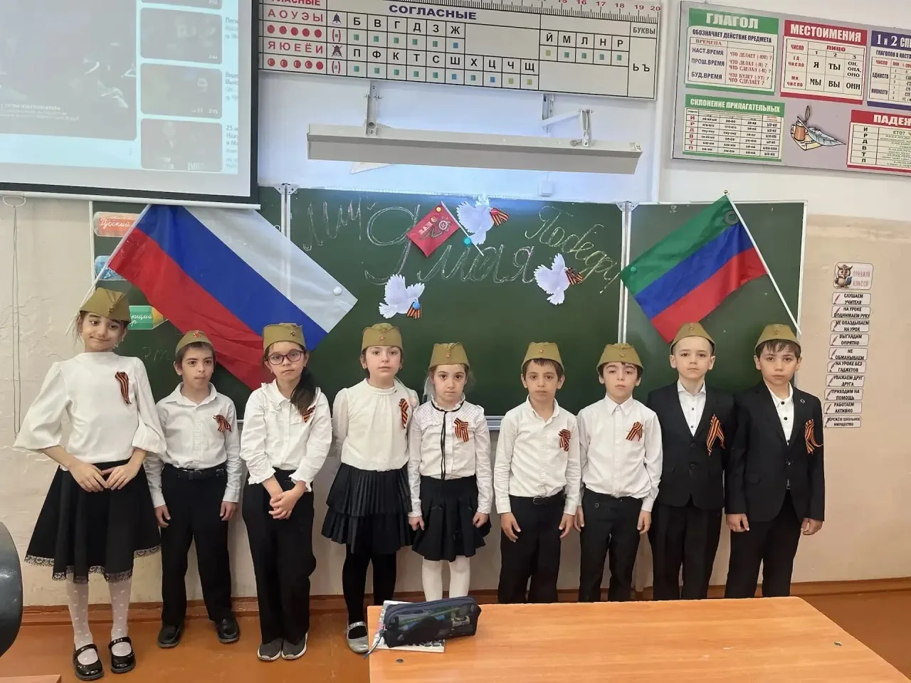 В 1 «Е» классе прошел классный час, посвященный Дню Великой Победы. Дети читали стихи , пели песни, 