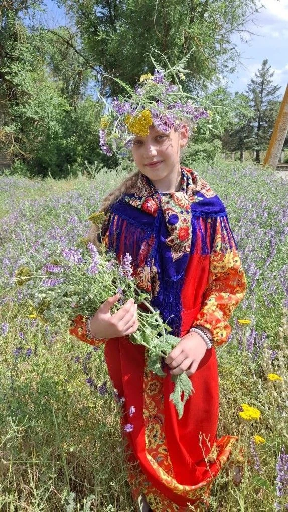 Юный патриоты Толстово-Васюковского приняли участие в акции "Надень народное на День России".