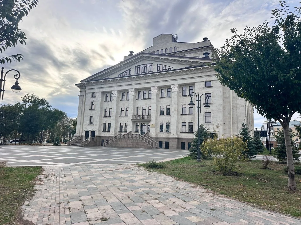 🏙️ Город активно восстанавливается, появляются новые дома, обновляется инфраструктура ...