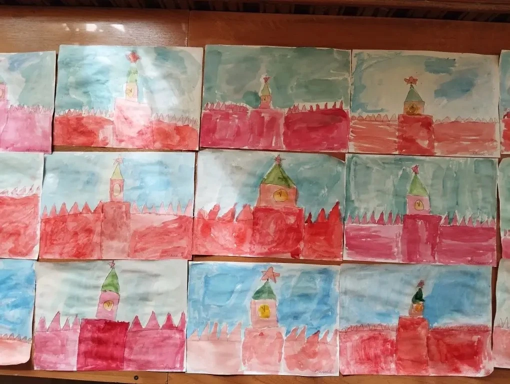Я украшаю площадь Красную,