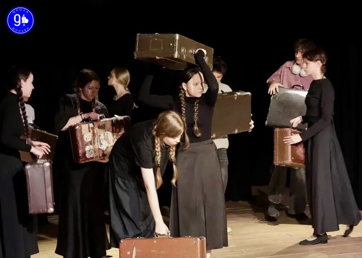 «Я остаюсь...»

🎭Ученики 8 класса представили театральную постановку «Я остаюсь...», посвящённую Ве