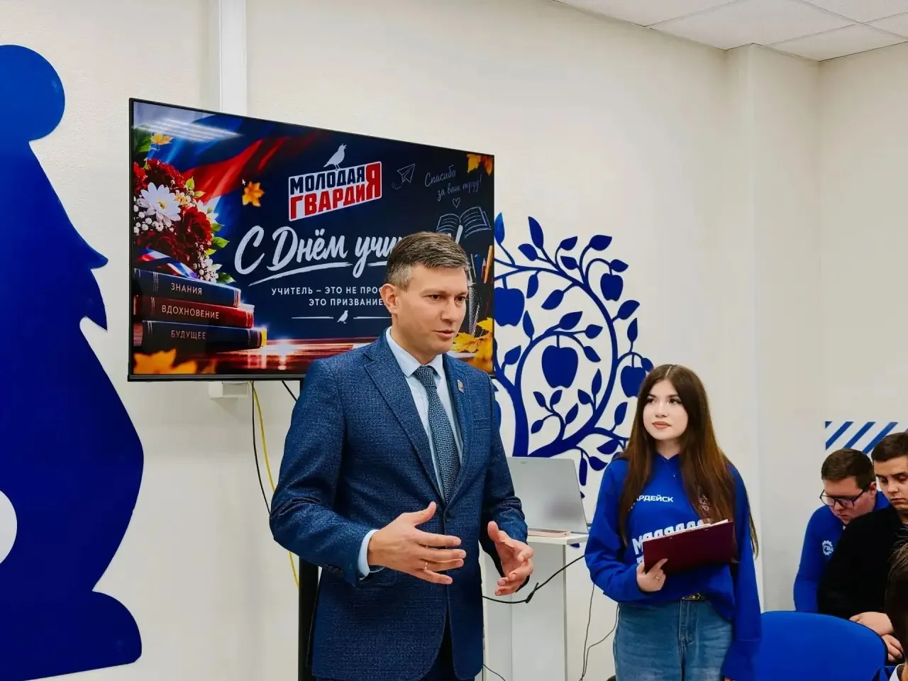 В Штабе общественной поддержки прошла тёплая встреча, приуроченная ко Дню учителя. Позд...