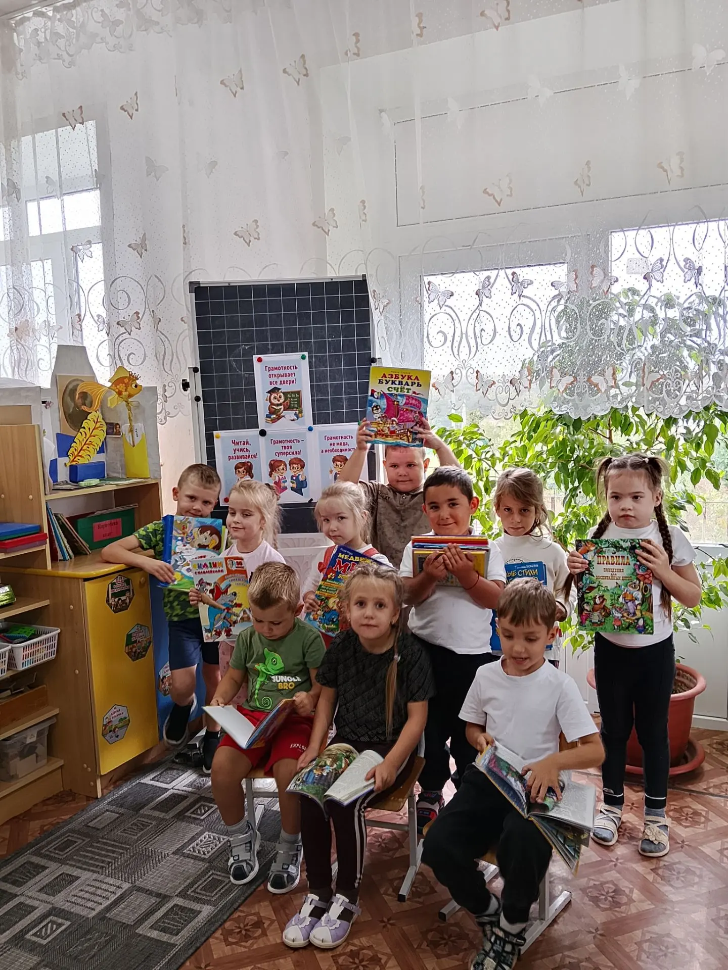 «Рассматриваем книги — познаём новое! Так прошёл День грамотности в средней группе. 😍»