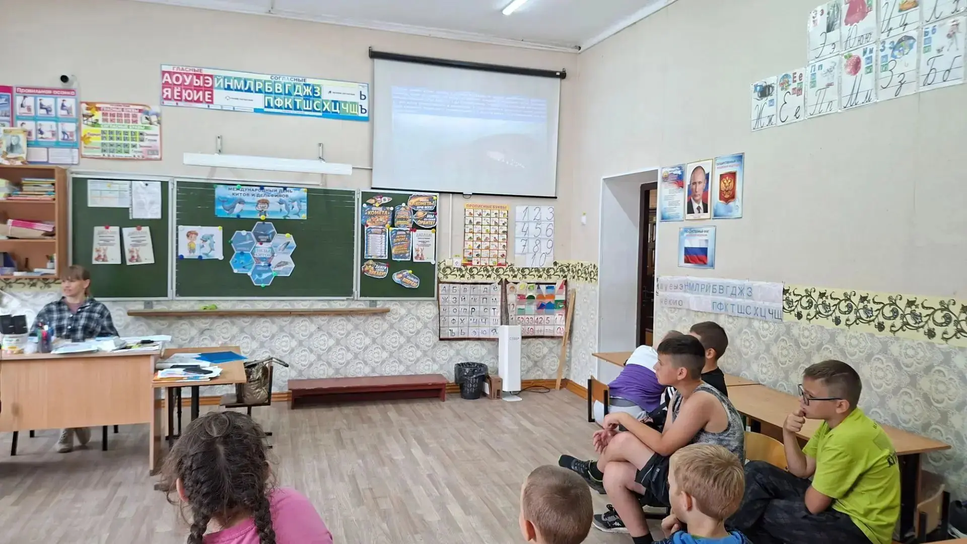 День в лагере начался с зарядки — ребята тянулись, приседали, прыгали 🤸‍♂️🧘‍♀️. Затем все собралис