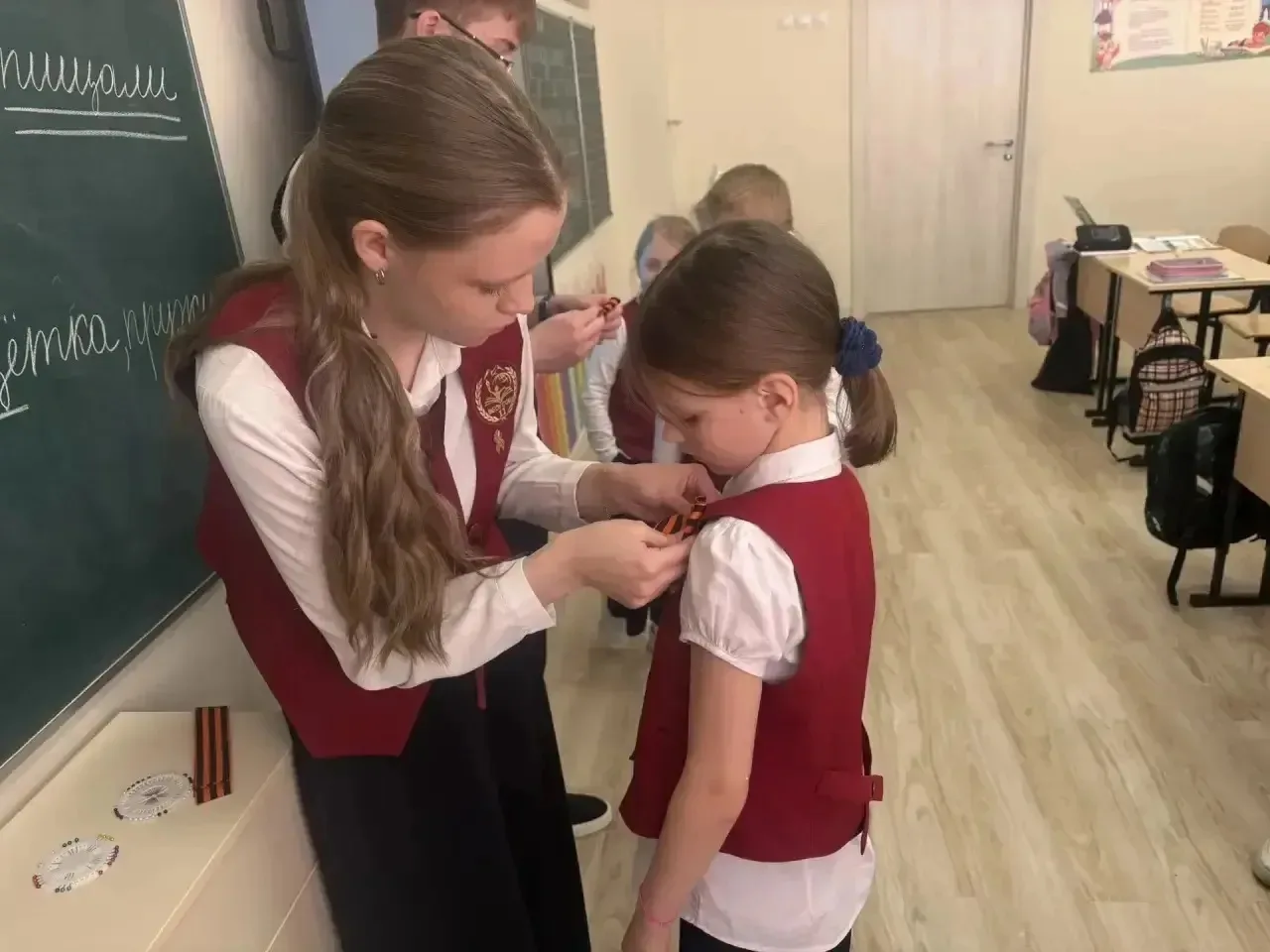 🎗️ АКЦИЯ «ГЕОРГИЕВСКАЯ ЛЕНТА» ОТ «ДВИЖЕНИЯ ПЕРВЫХ»  Активисты «Движения Первых» МБОУ СОШ №11 г. Ессе