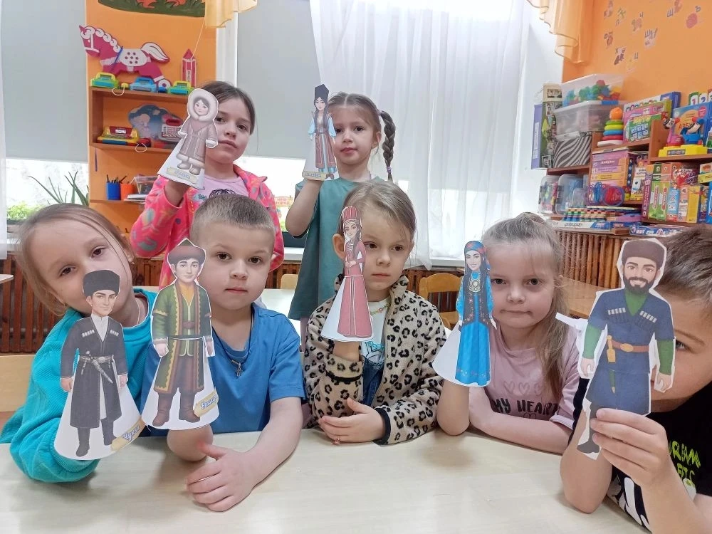 Сегодня с детьми старшей группы обобщали и уточняли знания детей о народах России,  пос...