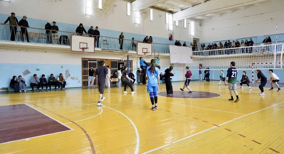 🏐 В КЧГУ проходит турнир по микс-волейболу!  Уже завтра, 15 апреля,  финал!   Приходите болеть за сп