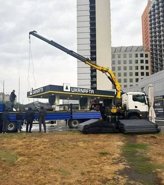 В Киеве противник стал устанавливать защиту на своих АЗС. На кадрах работы на заправке ...