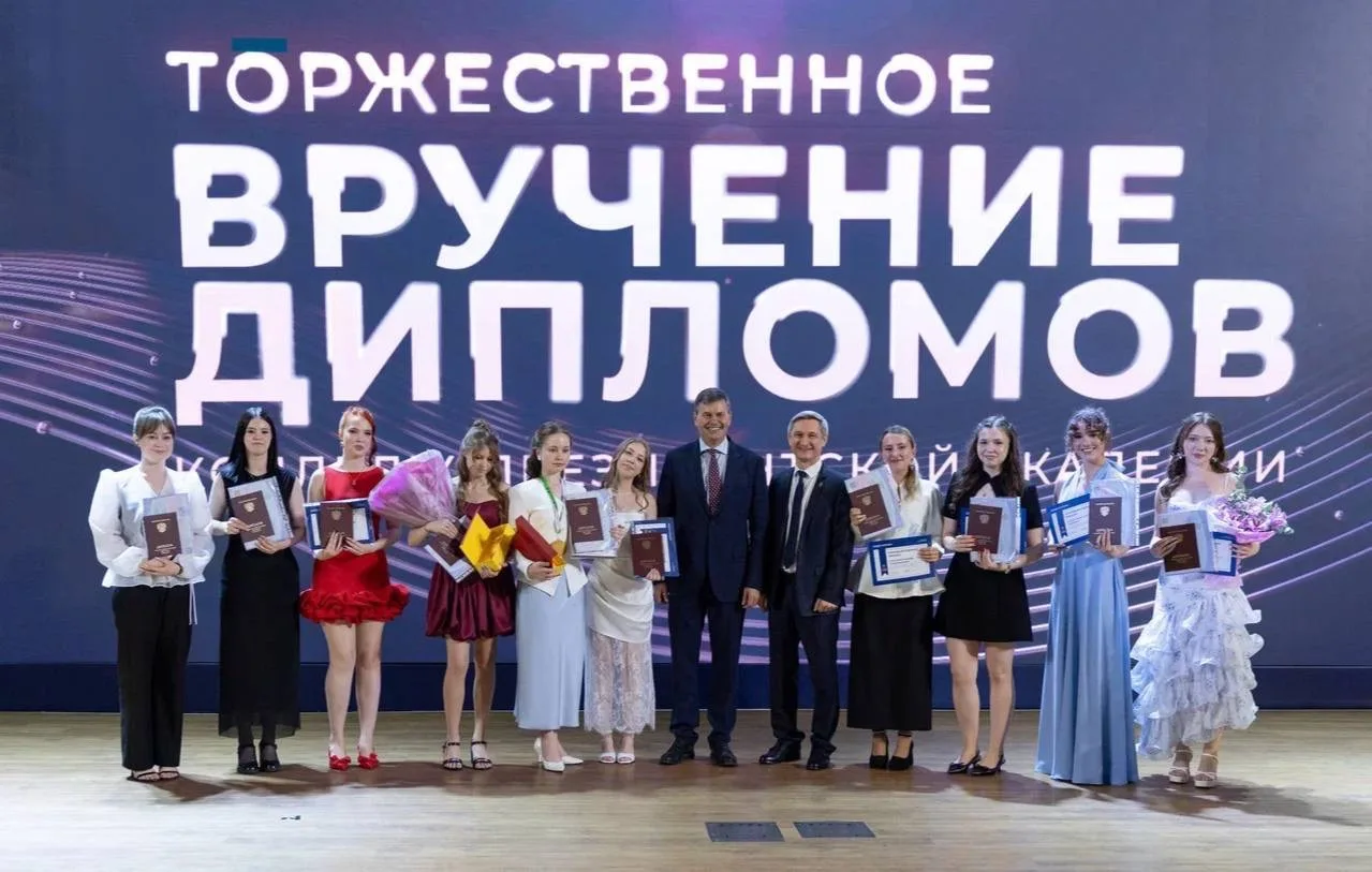 Сегодня поздравил с окончанием обучения выпускников Колледжа Президентской академии.