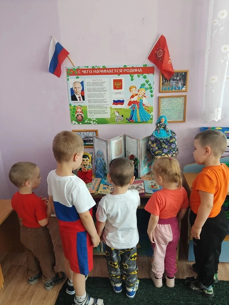 С целью воспитания патриотизма и любви к родной стране накануне праздника — Дня России — в младшей г