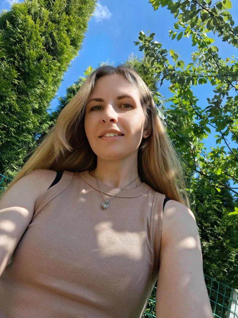 Хочу держать тебя за руку
И взгляд твой глубокий ловить.
Хочу пухлых губ твоих жадность,
Тобой околд