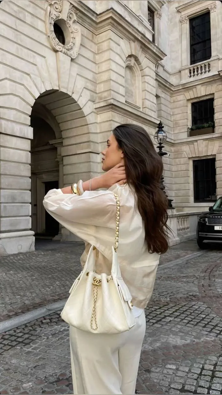 Любителям тихой роскоши посвящается …

CHANEL 25 - прекрасна , в любое время года с ней Вы Королева!