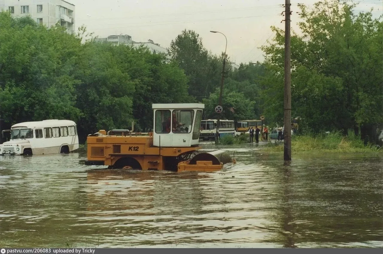 Подписчица нашла ещё пару кадров наводнения в Гольяново летом 1994-го года 💦