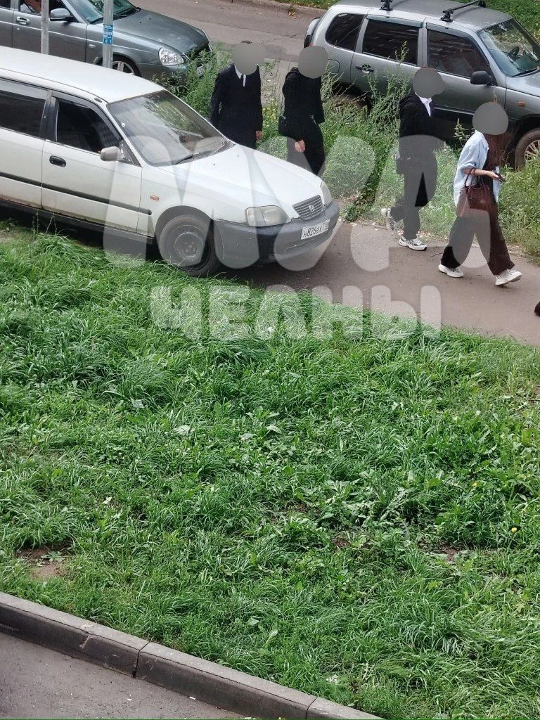 Вот так у нас паркуются учащиеся автомеханического техникума, прямо на тротуаре, прелесть