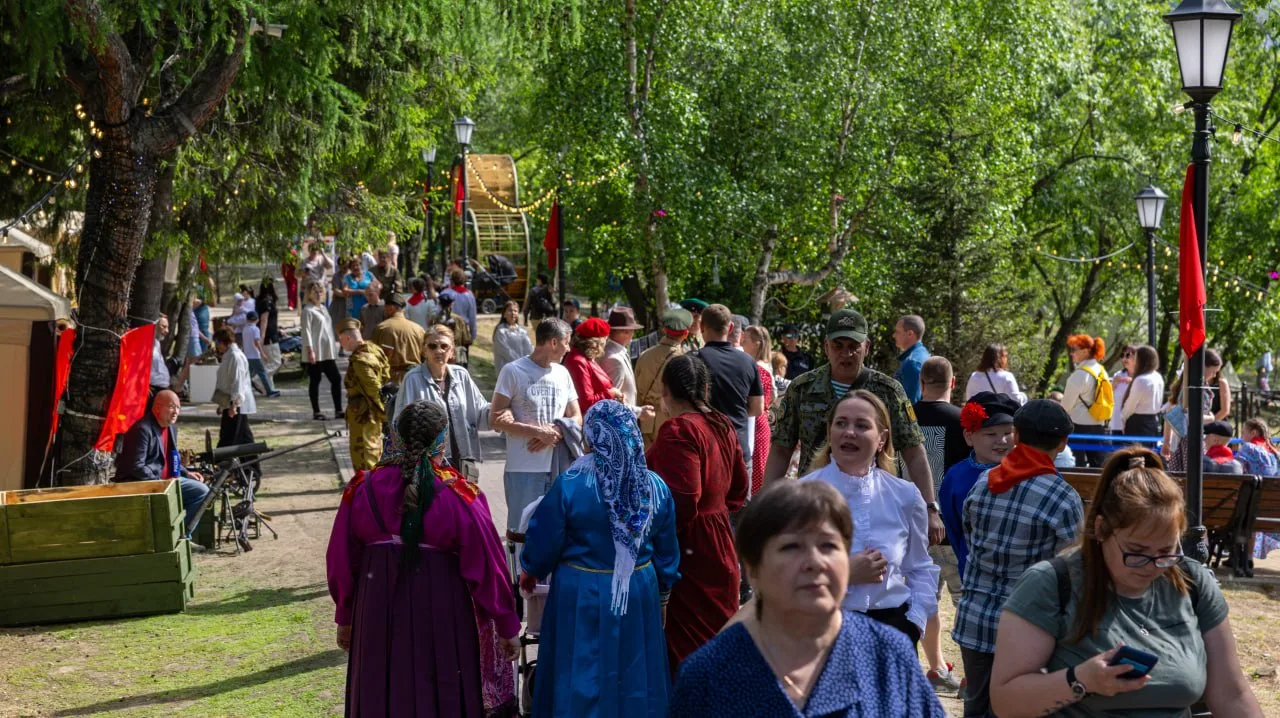 Городской сад Салехарда на несколько часов погрузился в атмосферу лета 1941 года. Интер...