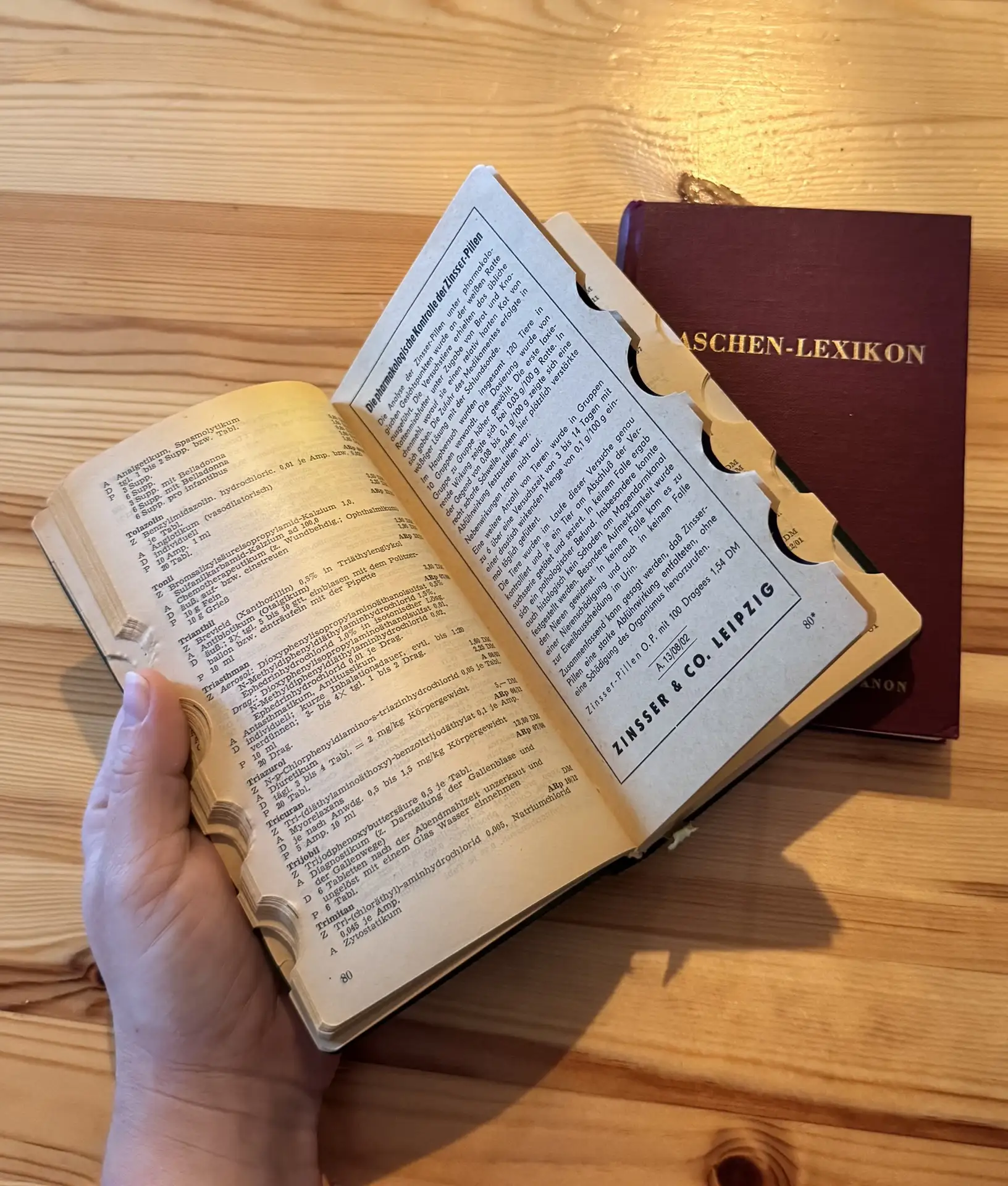 Люблю я перебирать книги. 

Вот и в тот раз, расставляю книги в шкаф. Дети рядом крутятся. Внимание 