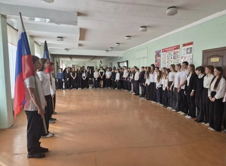 🇷🇺Новая учебная неделя традиционно началась с торжественной линейки, посвящённой выносу Государств