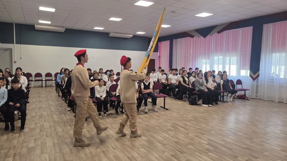 🎭 Доброе утро, друзья!  На этой неделе наша линейка была посвящена волшебному миру театра! Мы начали