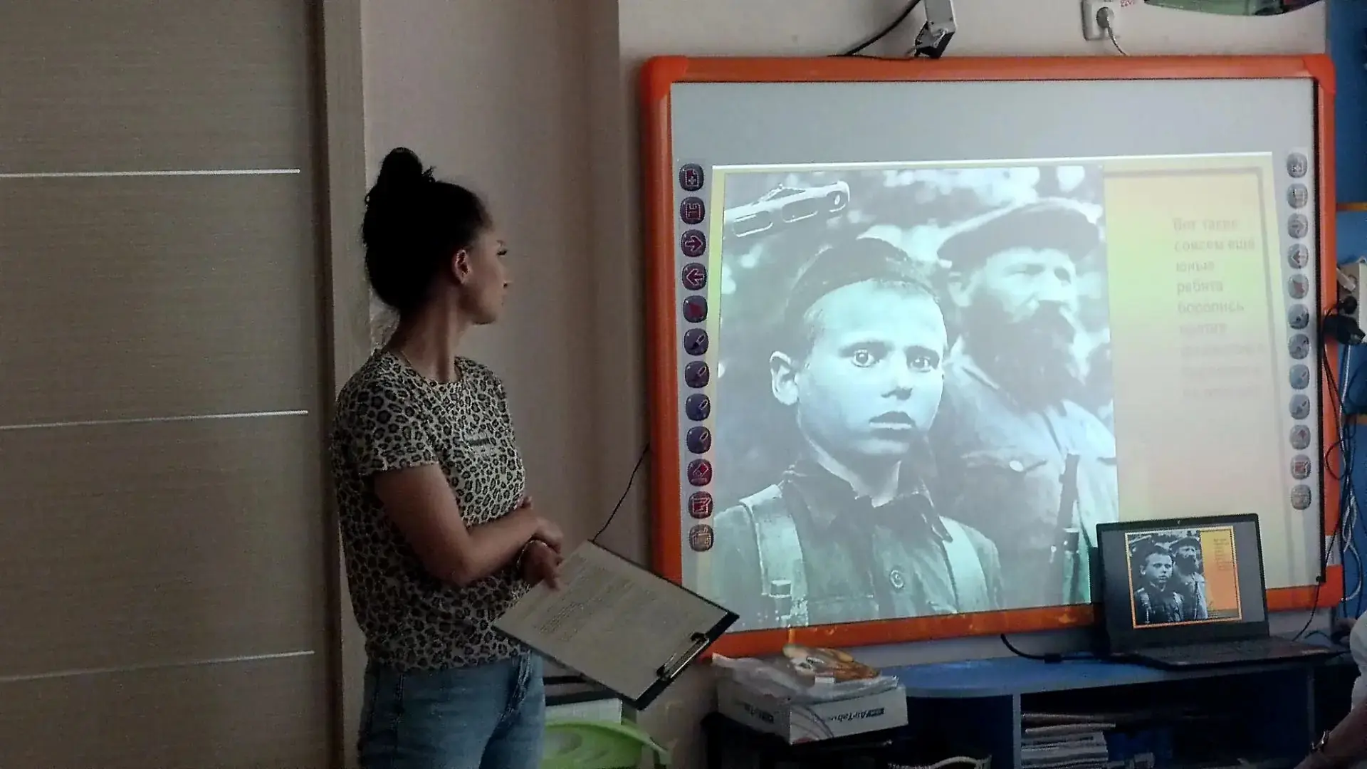 Это день, который помнит
Вся наша страна.
День, когда, подумать страшно,
Началась война!
Мы зажжем с