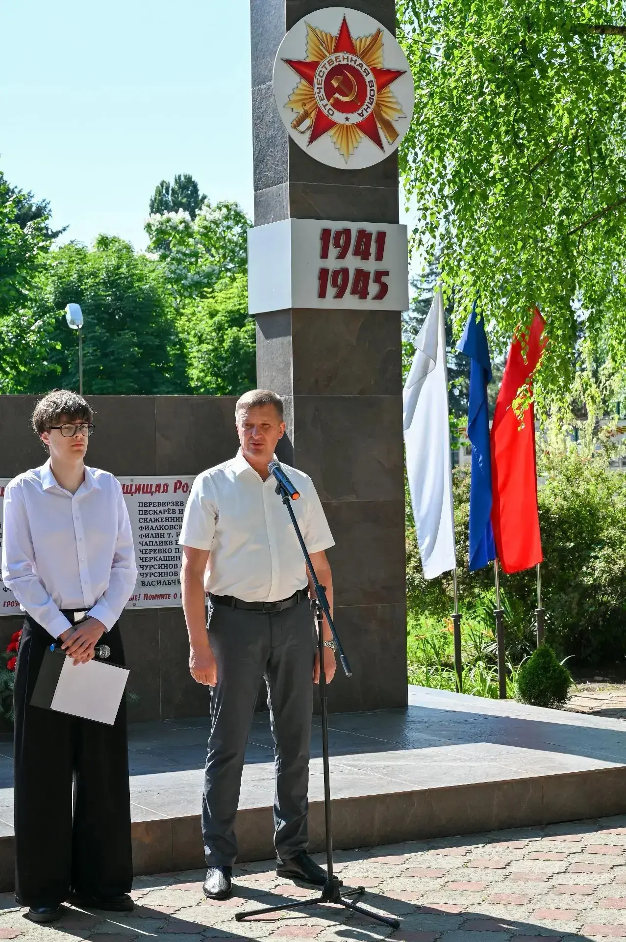Сегодня в первой школе прошло торжественное мероприятие. Ученики и гости собрались, чтобы почтить па