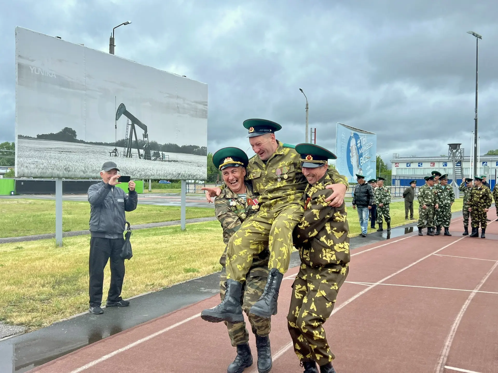 🤝 По традиции пограничники и молодежь вместе в этот день!