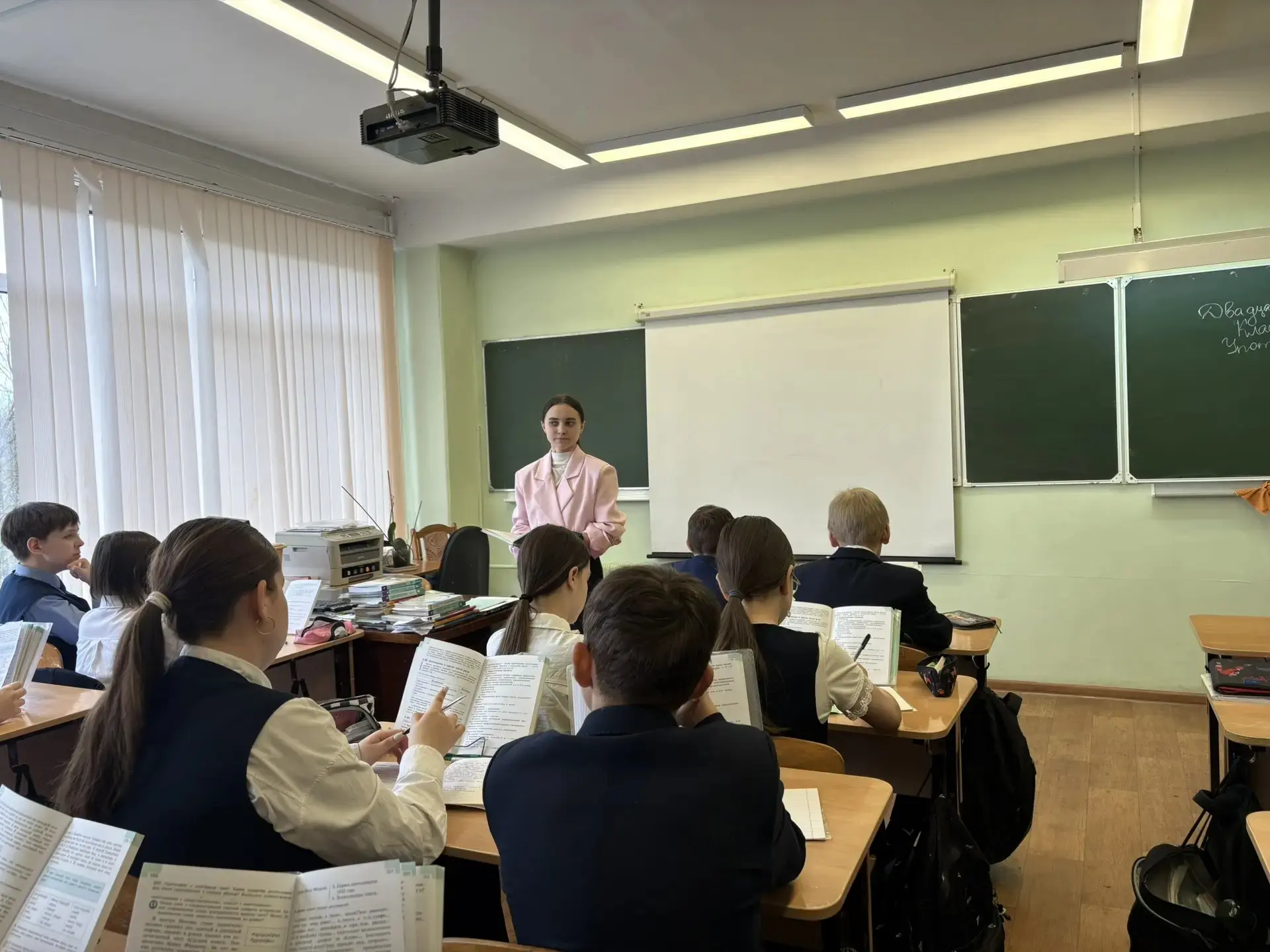 В рамках Недели молодого педагога показали свое мастерство молодые учителя русского языка и литерату