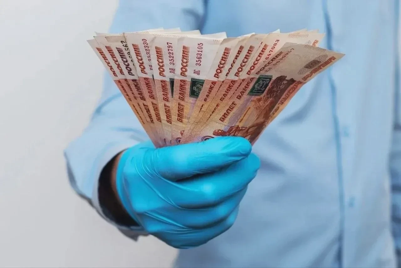 Молодым медработникам в ЛНР добавят надбавки. Специалистам, которые трудоустроятся впер...