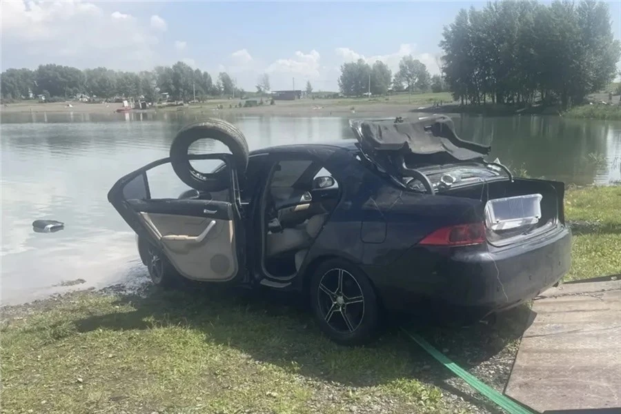 Стали известны обстоятельства гибели девушки в утонувшем авто в Песчанке