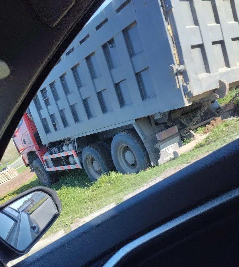 Самосвал выехал на газон и теперь застрял на развязке у рынка.   Подписаться
